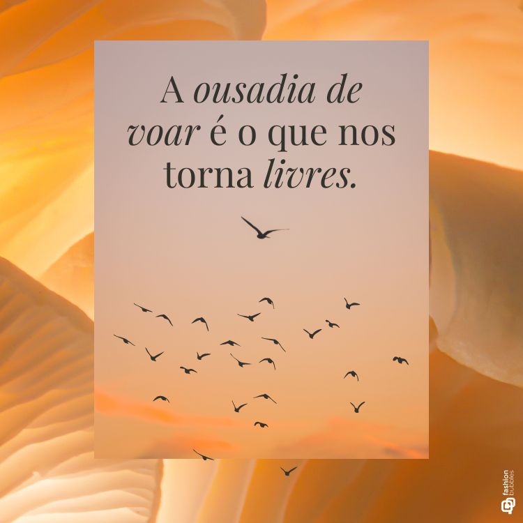 Frase escrita em fundo de areia amarelado/alaranjado