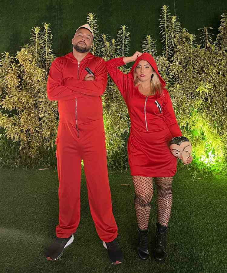 Fantasia de casal para o Halloween: La Casal de Papel. Ambos usam macacão vermelho da série