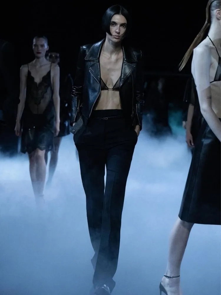 Foto de modelos usando looks all black com lingerie à mostra no desfile de Tom Ford na Semana de Moda de Paris SS26