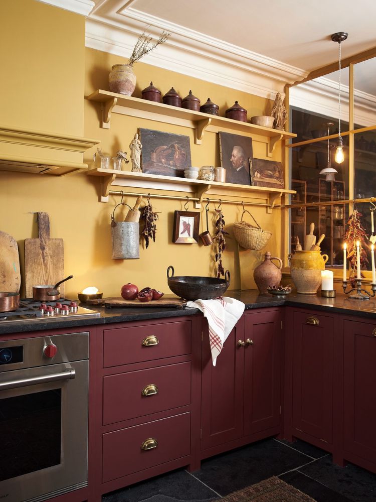 Cozinha colorida com parede amarela, móveis vinho e decoração rústica com eletrodomésticos modernos