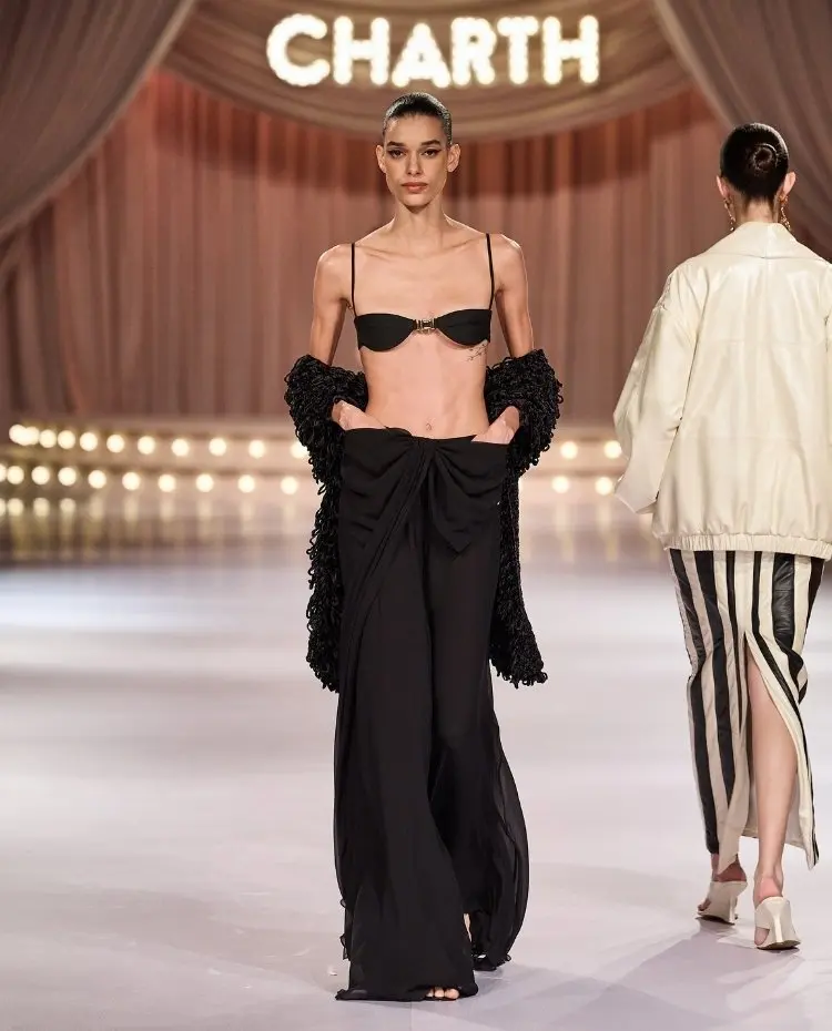 Foto de modelo na passarela durante o desfile da Charth para a coleção "Action"