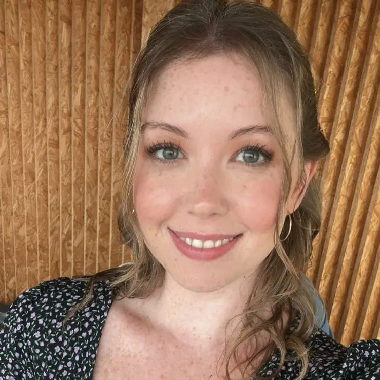 Selfie de Raquel Real com vestido preto e branco e cabelo semi-preso 