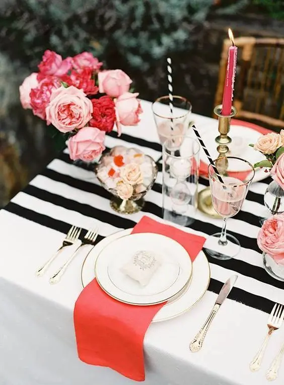 Mesa decorada vermelho, branco e preto