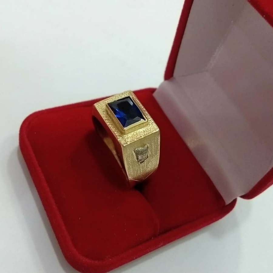 Anel de formatura engenharia civil masculino com pedra safira azul em caixa vermelha