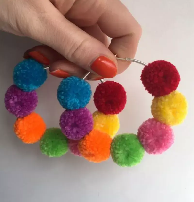 brinco argola de pom-pom