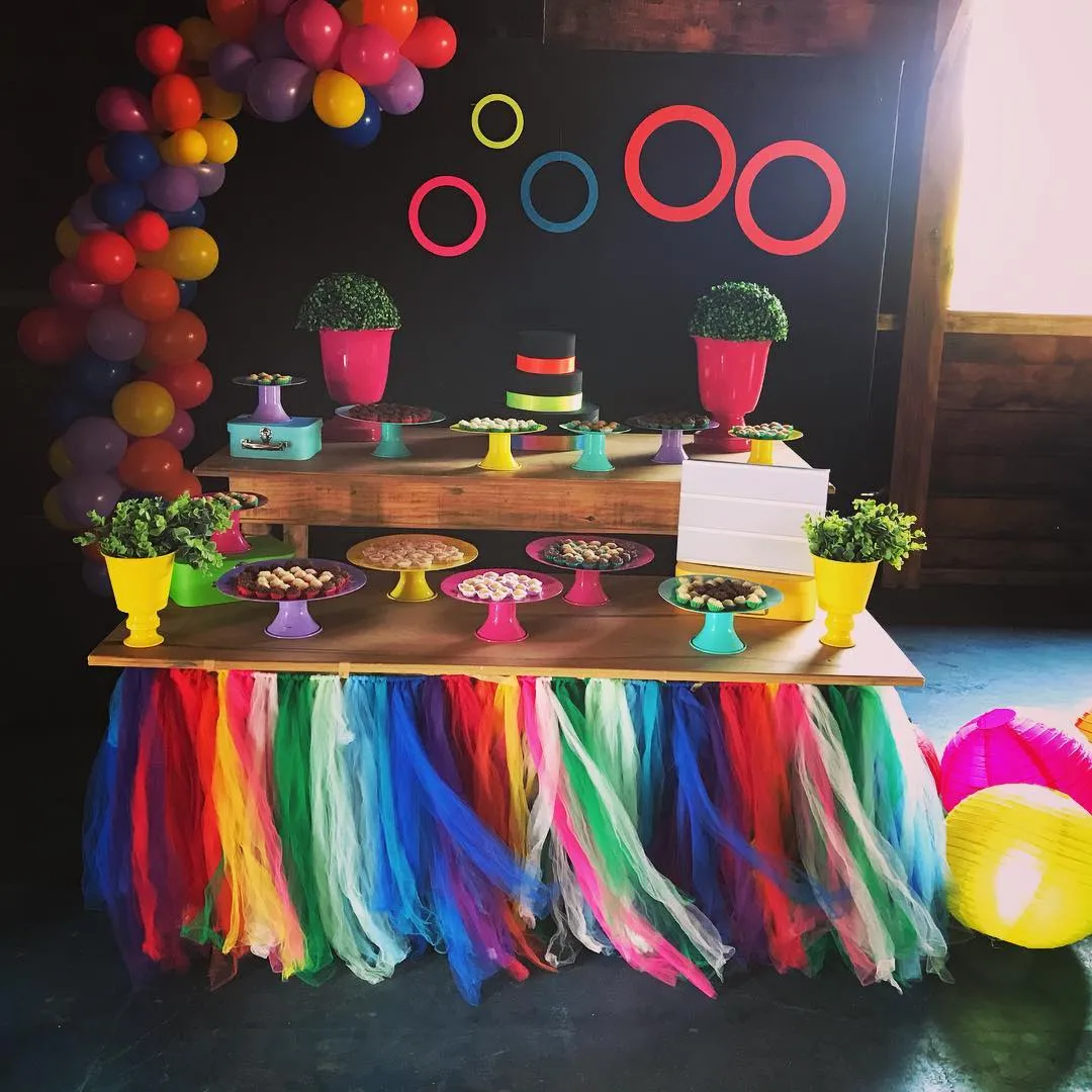 Decoração de festa neon com fitas e balões coloridos Decoração de festa neon com fitas e balões coloridos