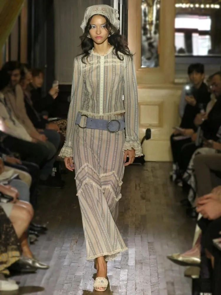 Foto de modelo usando vestido boho e bandana de renda Anna Sui