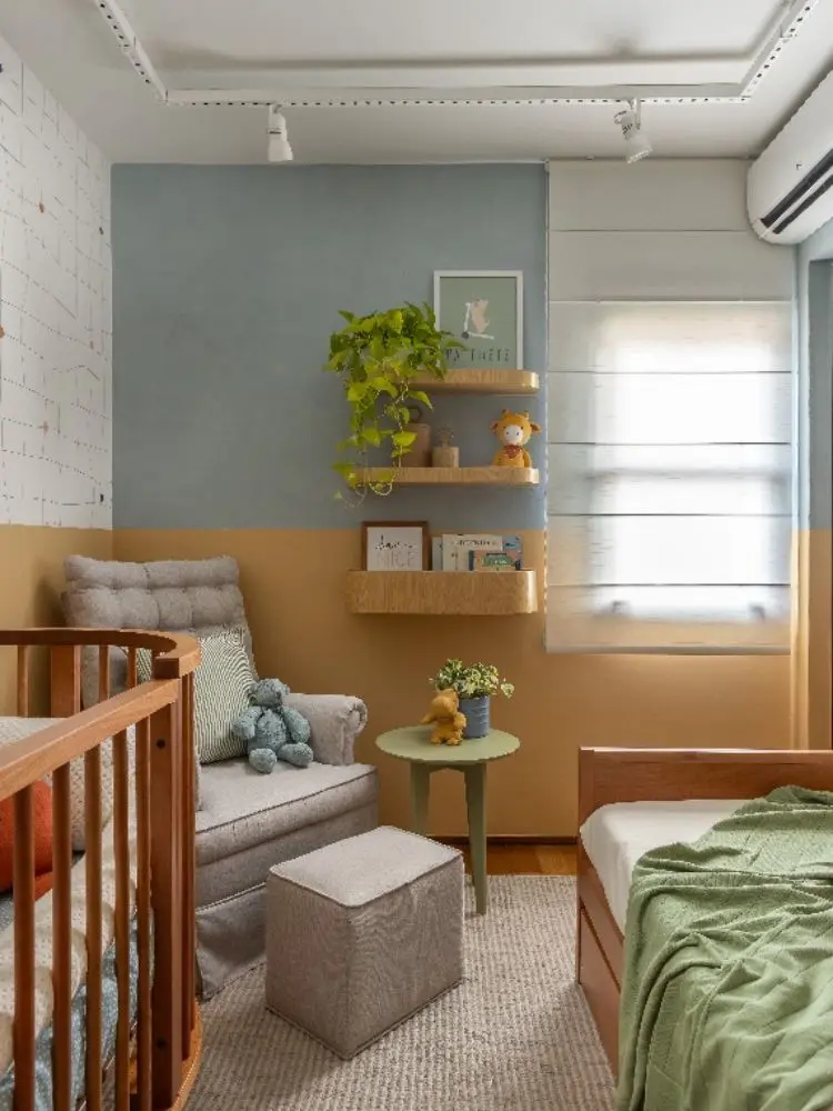 Quarto de bebê em azul e caramelo 