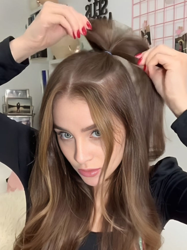 Menina amarrando uma mecha do lado esquerdo do cabelo.