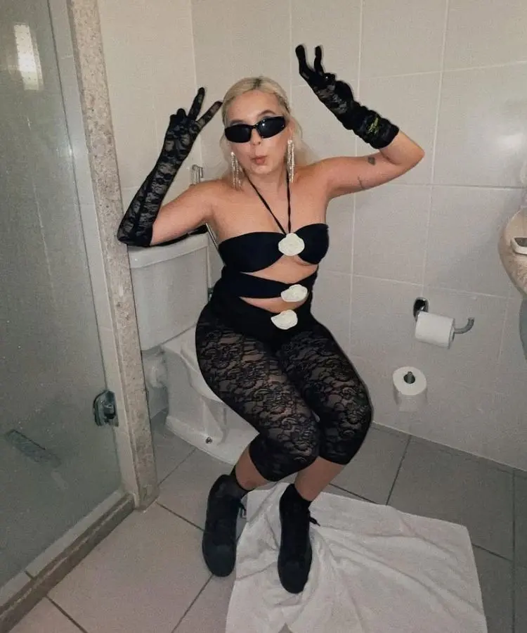Foto de mulher usando luvas e calça capri de renda, uma das tendências de Carnaval 2026