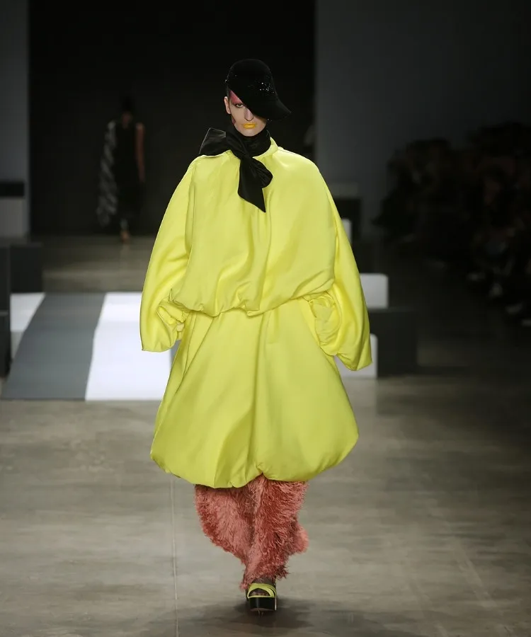 Foto de modelo usando vestido bufante amarelo limão no desfile de chapéus de Davi Ramos no SPFW N60