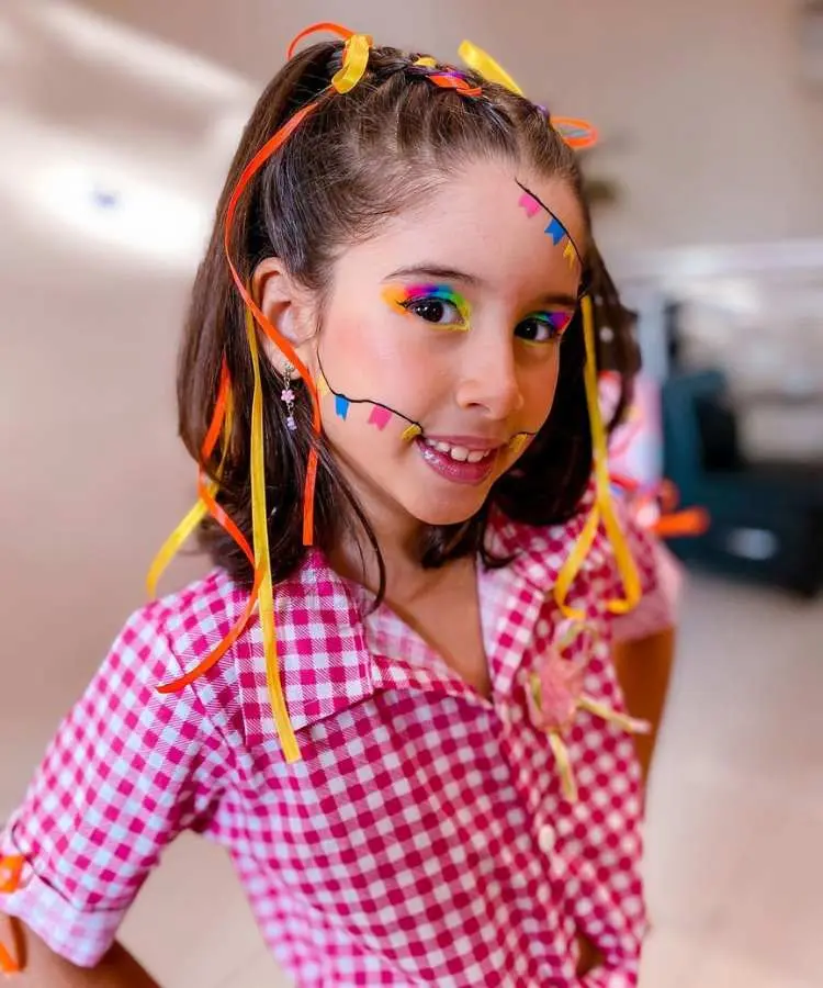 Make junina com bandeirinhas + olho colorido para meninas
