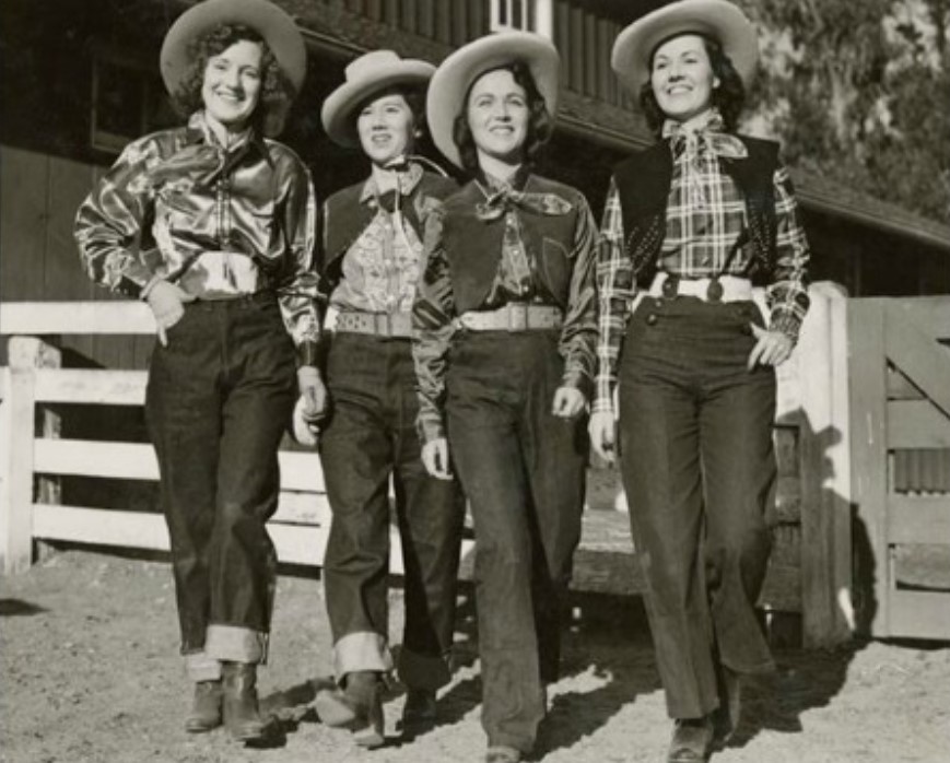 Mulheres vestindo calças Jeans. Modelos e Lavagens de Jeans.