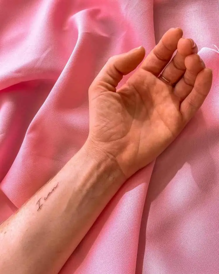 tatuagem no pulso escrito em inglês "eu consigo"