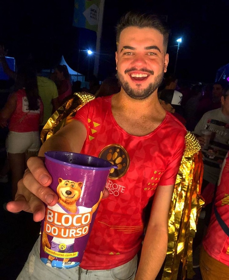homem com abadá masculino customizado com detalhe no ombro