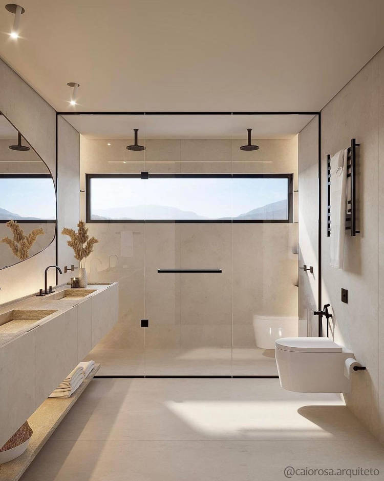 Banheiro preto e branco com porcelanato.