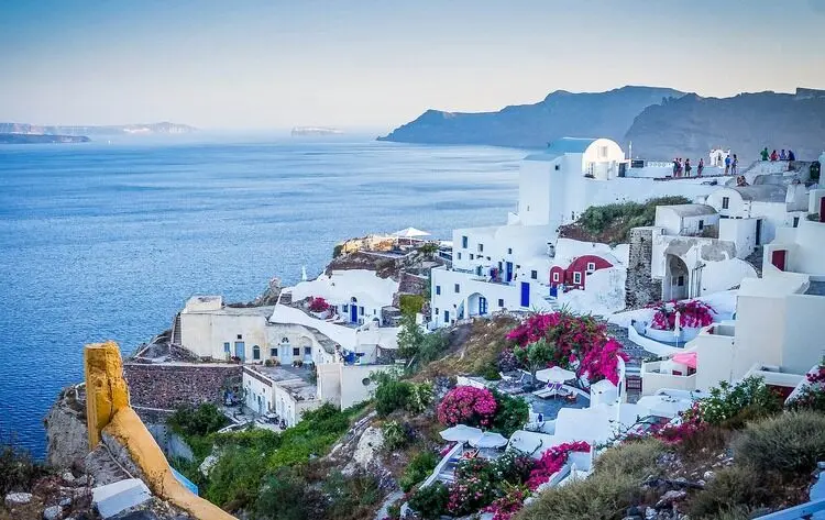 Santorini, um ilha grega para férias perfeitas e uma viagem em agosto ensolarada