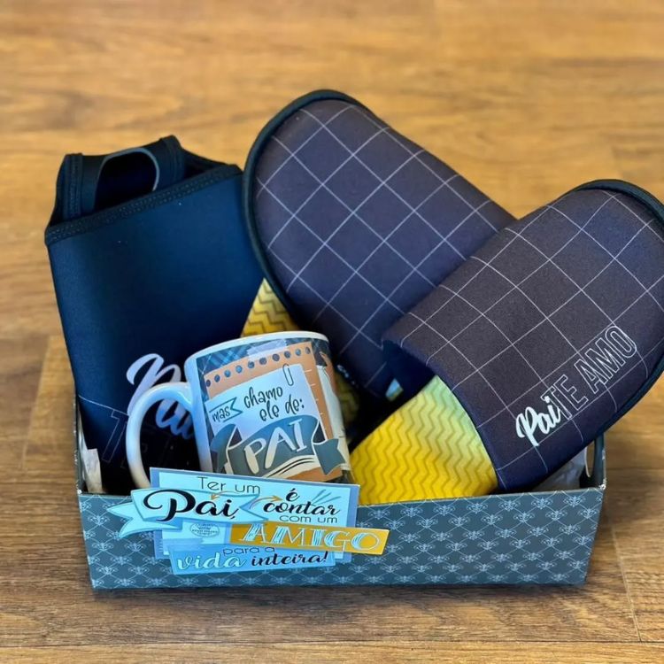 Cesta de Dia dos Pais com pantufa azul marinho e amarela, lixo de carro e caneca 