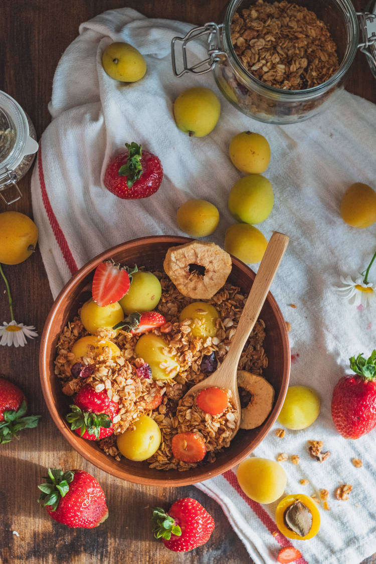 Frutas com granola.