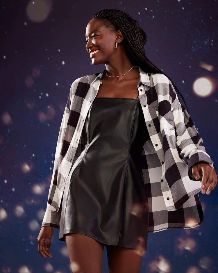 vestido de couro com camisa xadrez