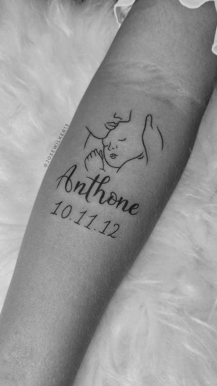 tatuagem mãe segurando recém-nascido e data com nome de nascimento