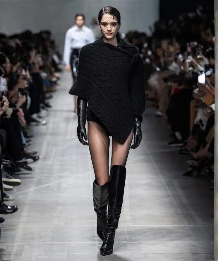 Modelo usando poncho de tricô, uma das tendências da Semana de Moda de Milão Outono Inverno 2026