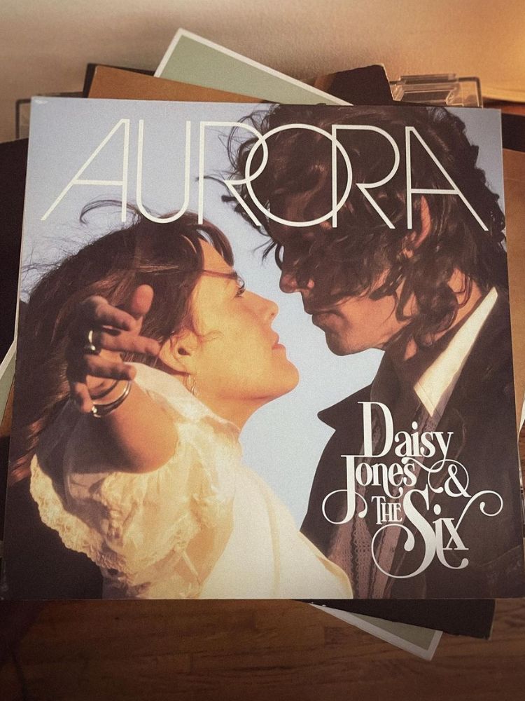 vinil do álbum aurora, da banda daisy jones and the six