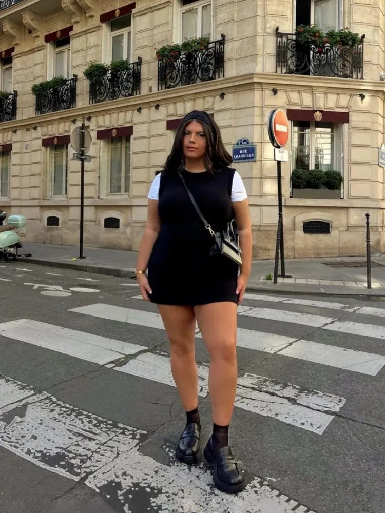 Mulher usando mocassim com vestido