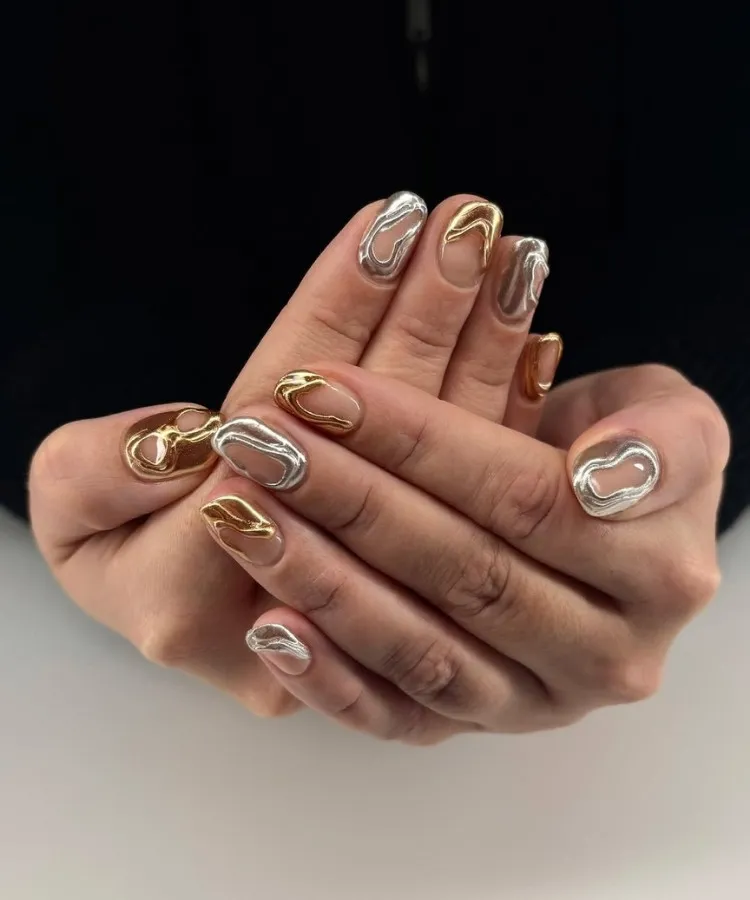 Foto de unhas pintadas com esmalte cromado, uma das tendências de unhas para 2026