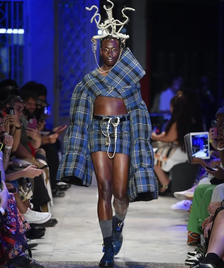 Foto de modelo na passarela usando look finalista do Desafio Sou de Algodão + Casa de Criadores