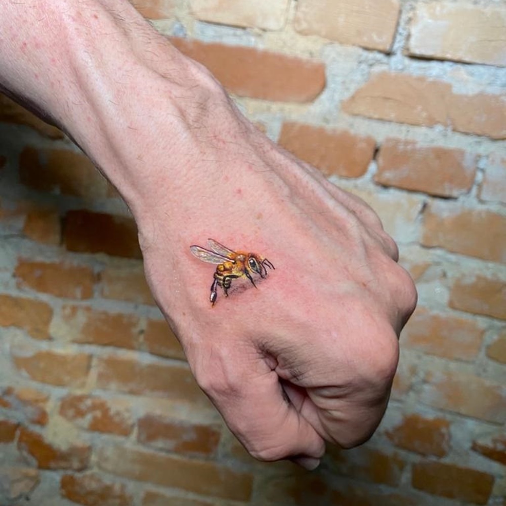 Tatuagem de abelha.