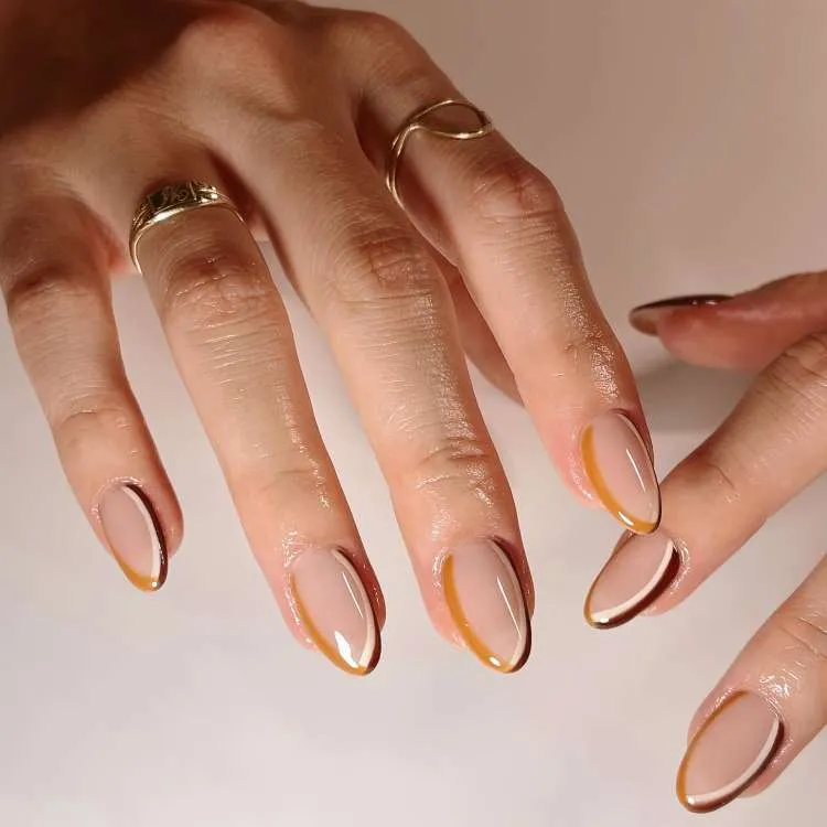 Nail art francesinha contorno marrom, caramelo e bege