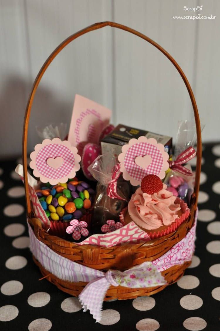 Cesta de Páscoa  com enfeites de coração e doces 