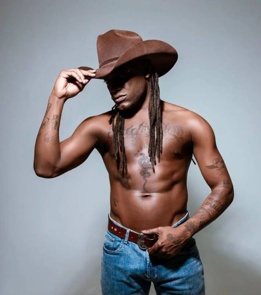 Foto de Pelé Milflows sem camisa vestido de fazendeiro 