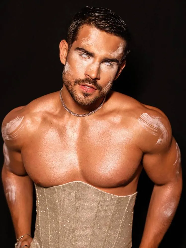 Luiz Bessas de anjo Gabriel para o Halloween Sephora 2023