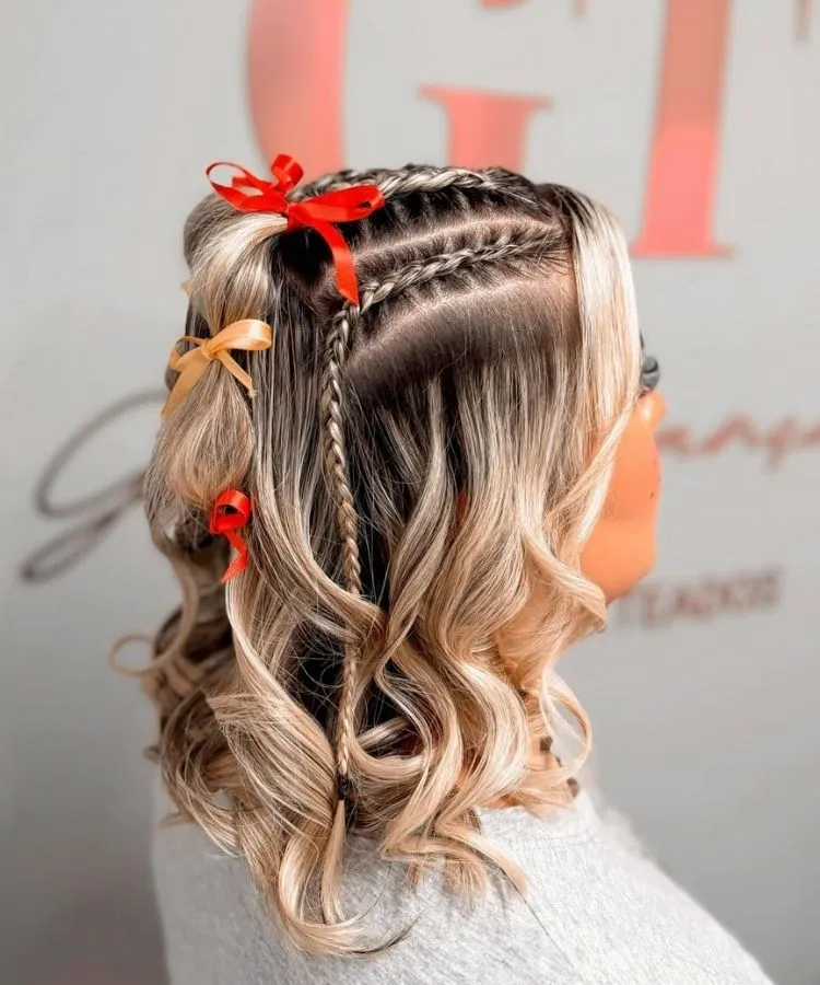 Penteado semipreso de festa junina em cabelo curto com tranças embutidas e bubble braids