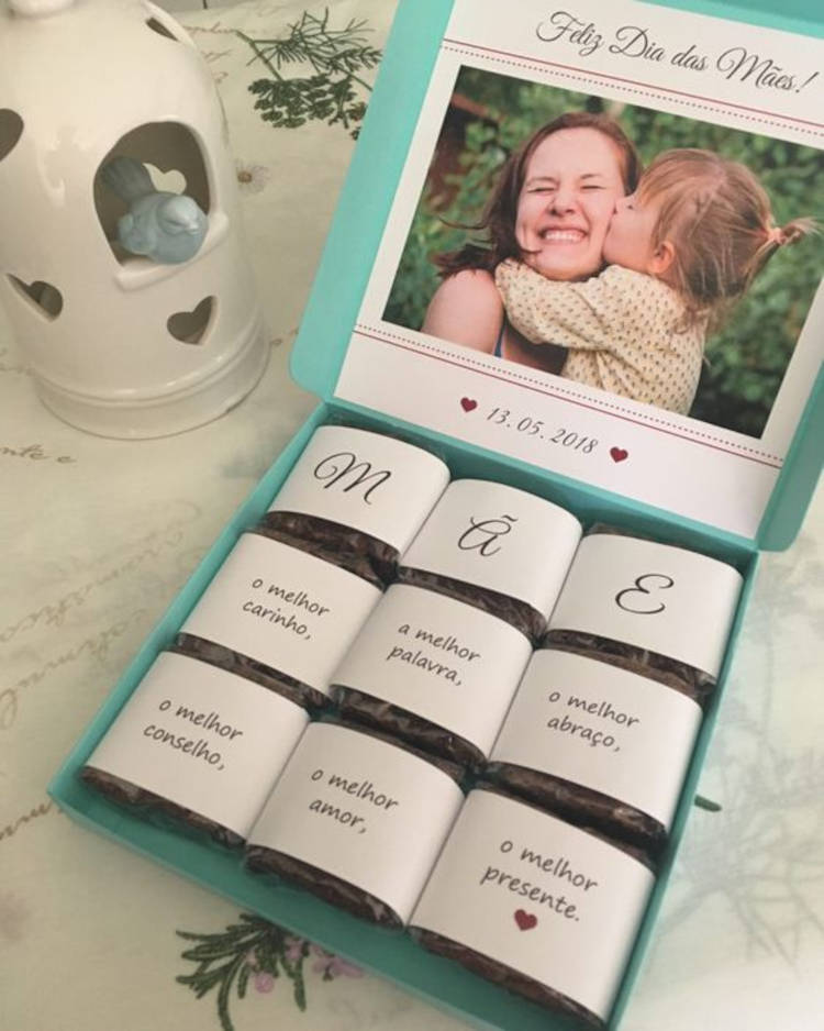 Caixa com fotos e brownies.