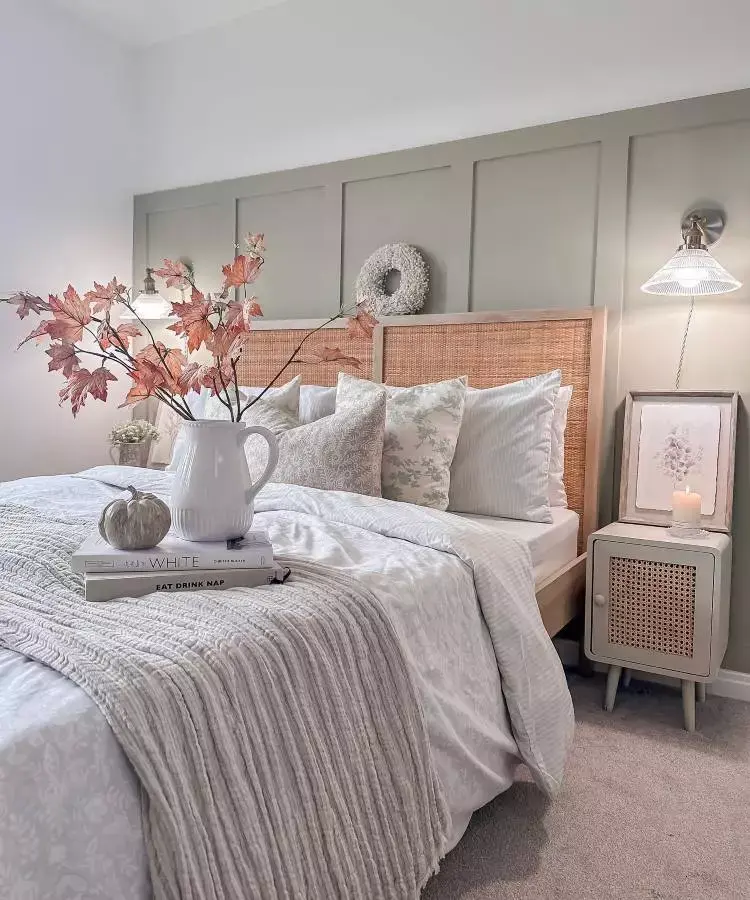 Quarto de casal com paleta de cores verde pastel, branco e salmon