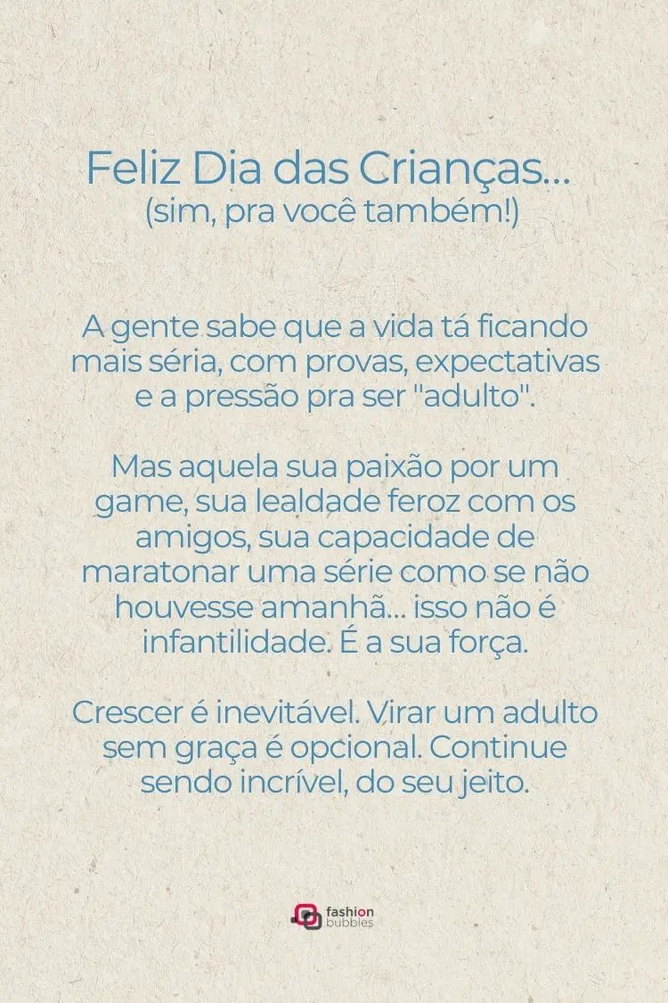 A imagem é um cartão do Dia das Crianças com a frase "Feliz Dia das Crianças... (sim, pra você também!)". O texto, sobre um fundo cinza e texturizado, lembra aos adultos a importância de manter a paixão e a criatividade da infância.