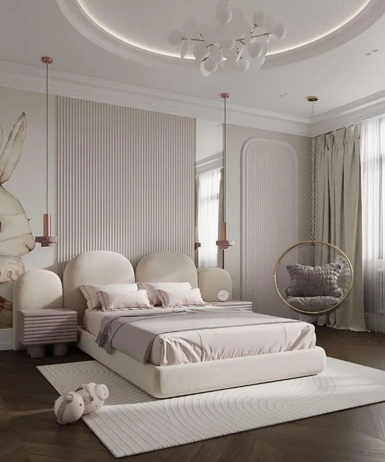 Elemento reflexivo na parede. Cores predominantes: branco, off-white, dourado, cinza
