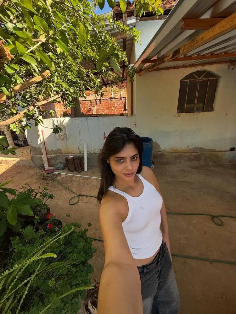 Selfie de Menina Veneno em quintal humilde