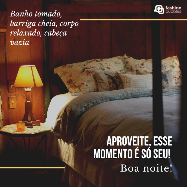 Foto de cama de casal arrumada, com travesseiros, cobertor e almofadas, além de abajur aceso e frase "Banho tomado, barriga cheia, corpo relaxado, cabeça vazia. Aproveite, esse momento é só seu! Boa noite."