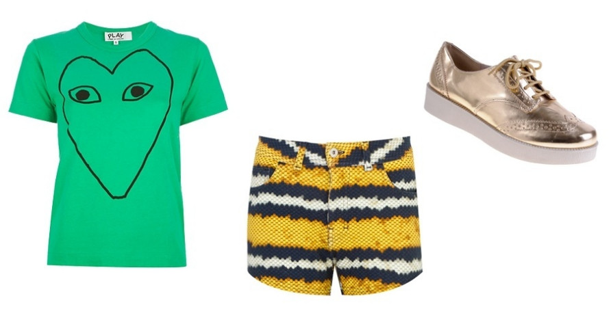 Camiseta verde, shorts curto amarelo estampado e calçado dourado.