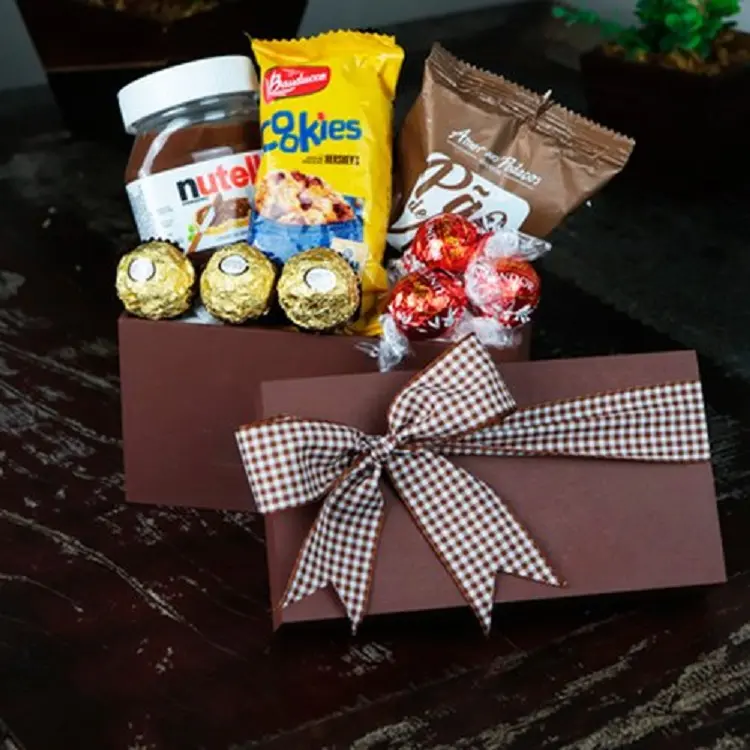 caixa com barras de chocolate e bombons