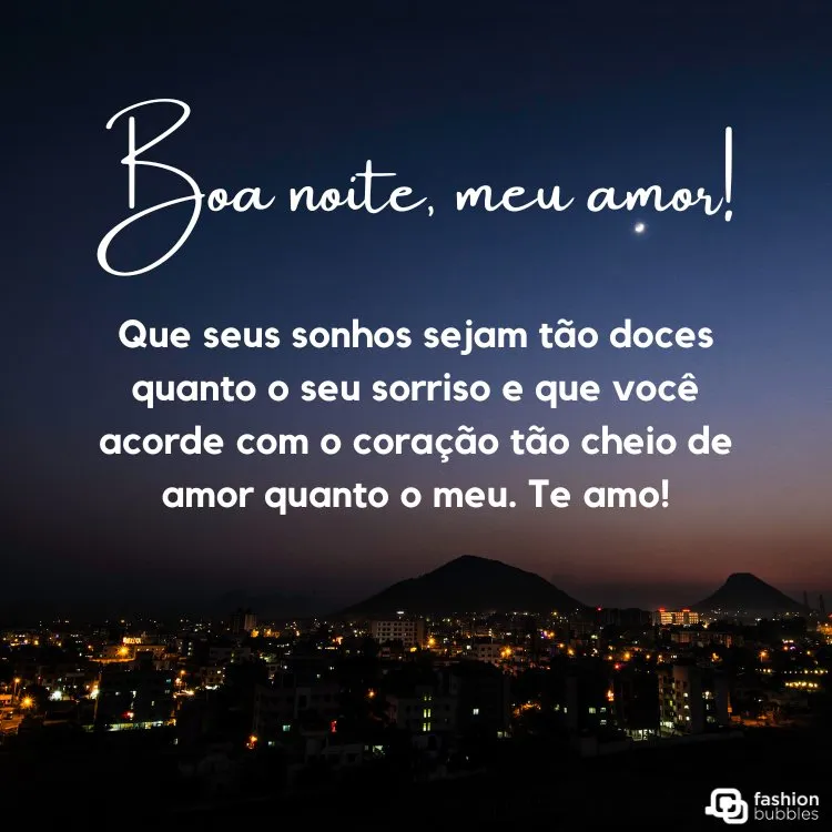 Foto de cidade iluminada e céu noturno com frase "Boa noite, meu amor. Que seus sonhos sejam tão doces quanto o seu sorriso e que você acorde com o coração tão cheio de amor quanto o meu. Te amo!"