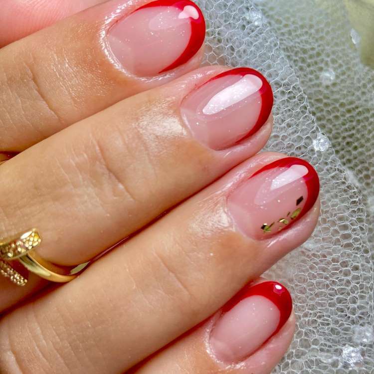 Unhas vermelhas curtas, redondas e decoradas, francesinha + folha de ouro