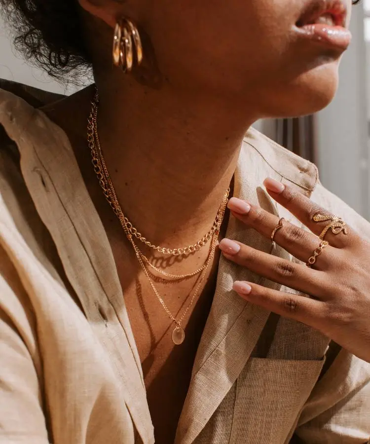 Mulher negra com joias douradas criadas por inteligência artificial