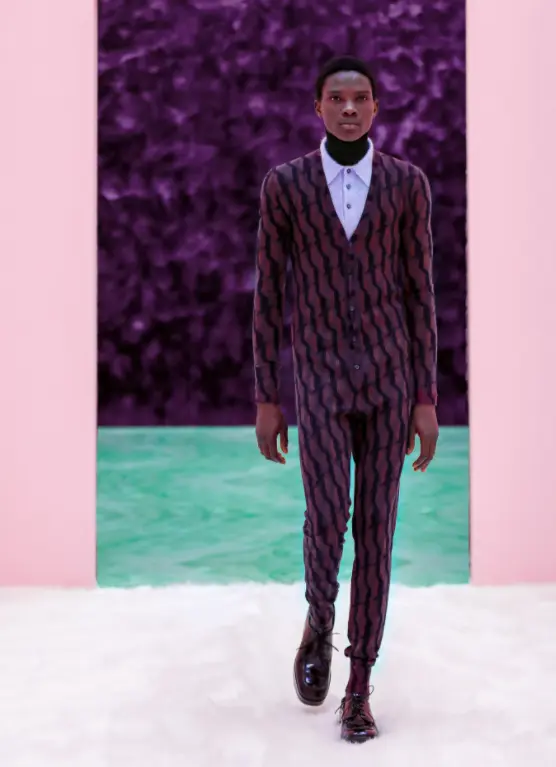 Prada veste modelo com long john e camisa por baixo.
