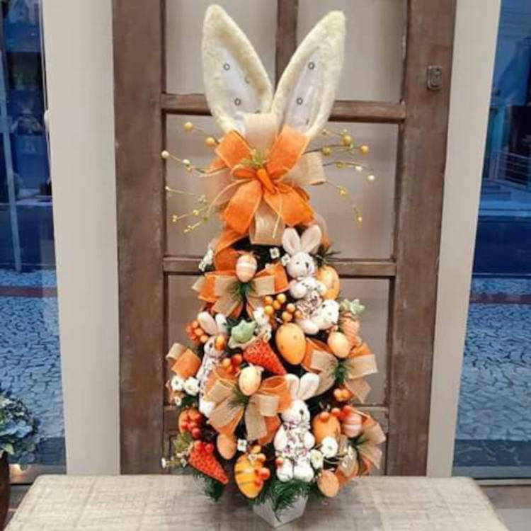 Árvore de natal redecorada para a Páscoa em laranja.