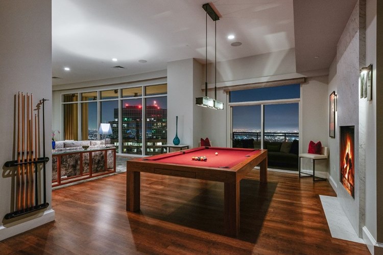 Sala de jogos da casa da cantora, com sinuca e lareira.